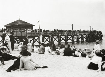 The jetty was opened in 1908 and attracted large crowds at the weekend. The rotunda was used for band performances and the landing at the end allowed boats to land passengers